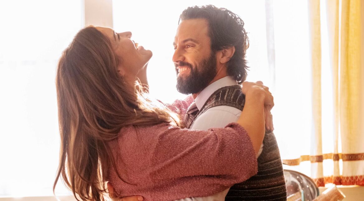 Eine Frau und ein Mann umarmen sich