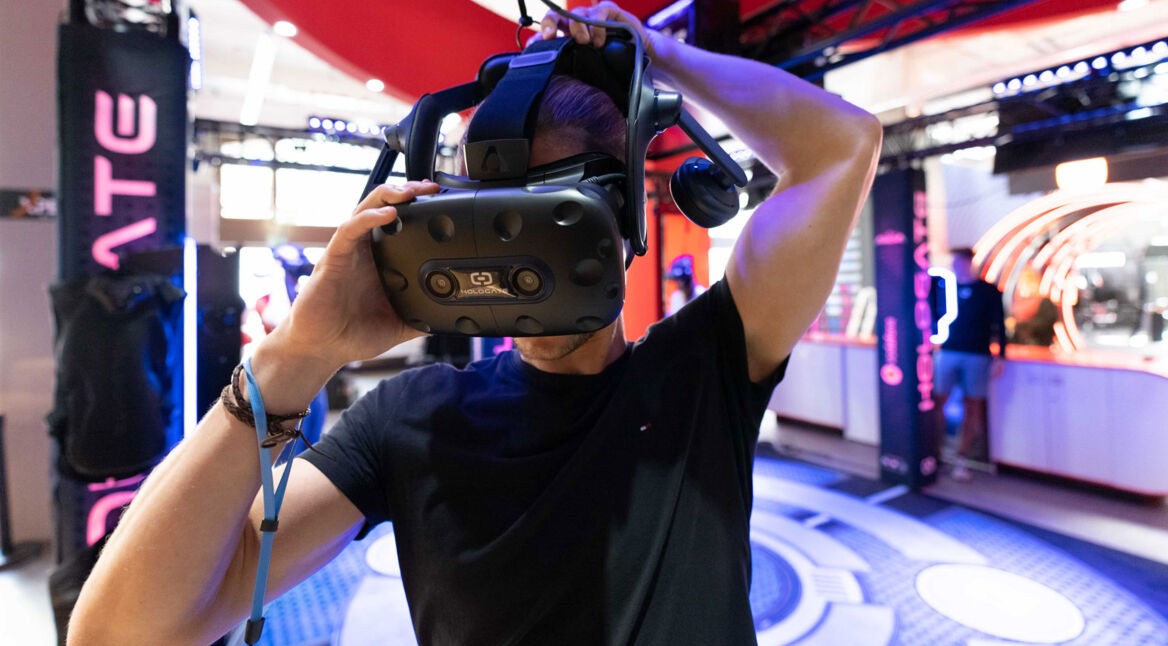 Eine Person zieht sich eine VR-Brille an