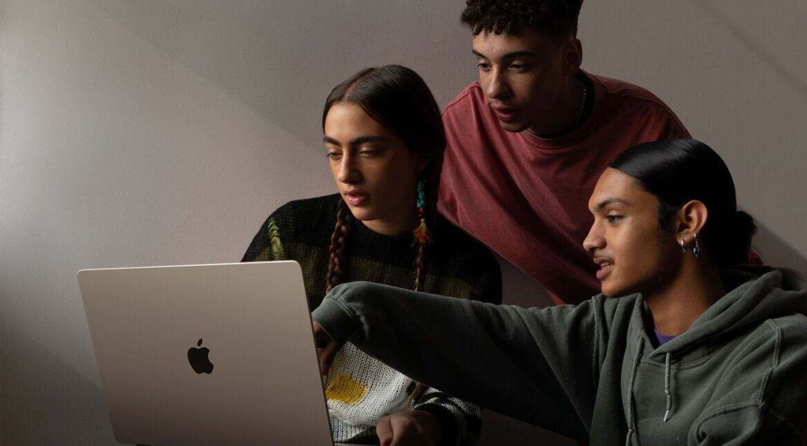 Freunde tippen auf dem MacBook Air M2