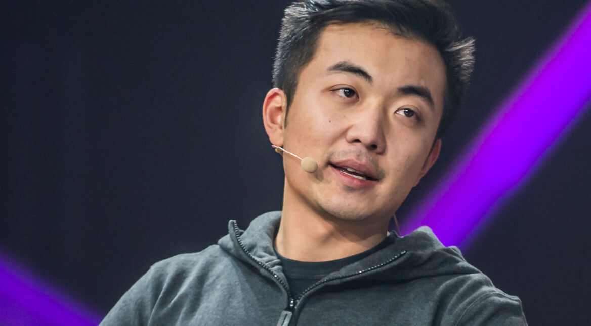 OnePlus-Gründer Carl Pei auf dem Podium einer Veranstaltung