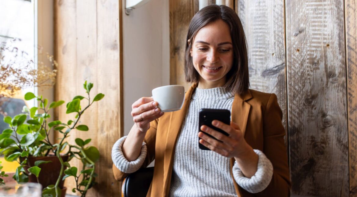Frau schaut auf ihr Smartphone
