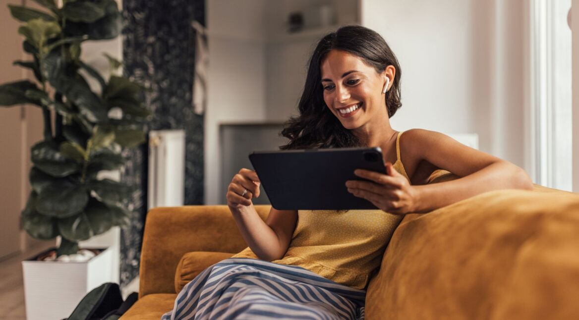 Frau arbeitet am iPad.