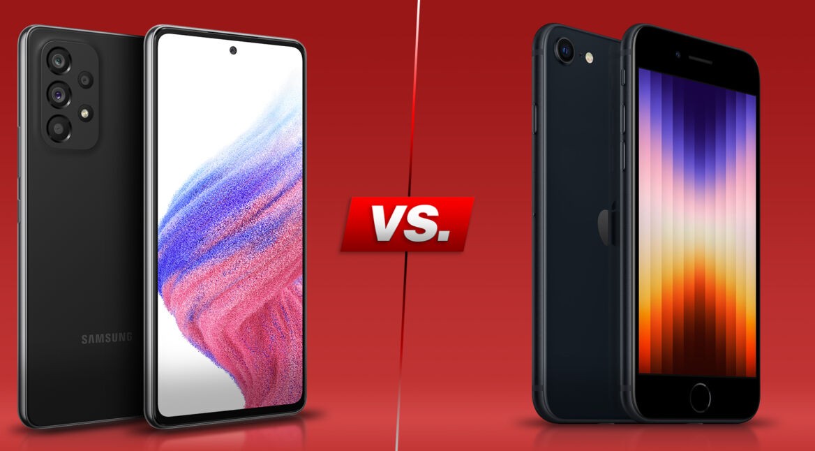 Zwei Handys mit Vorder- und Rückseite vor rotem Hintergrund: Galaxy A53 vs. iPhone SE