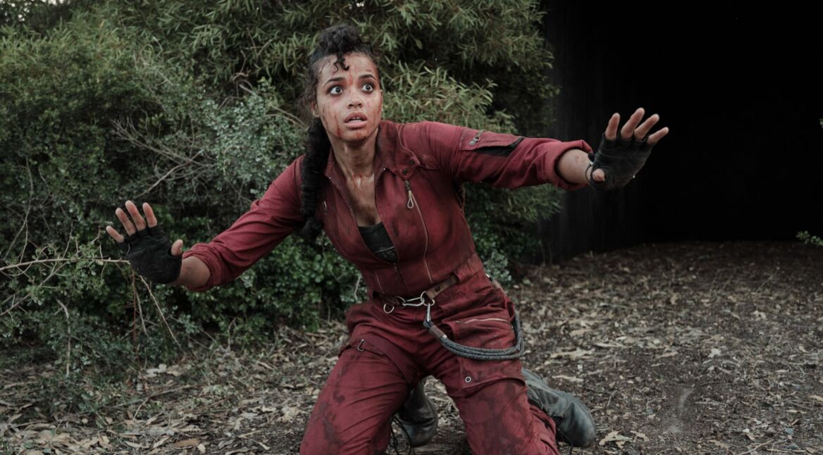 Eine ängstliche junge Frau im roten Anzug