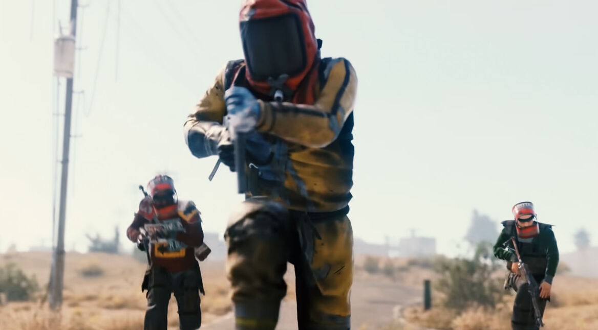 Drei Spielende in Rust laufen bewaffnet auf der Straße