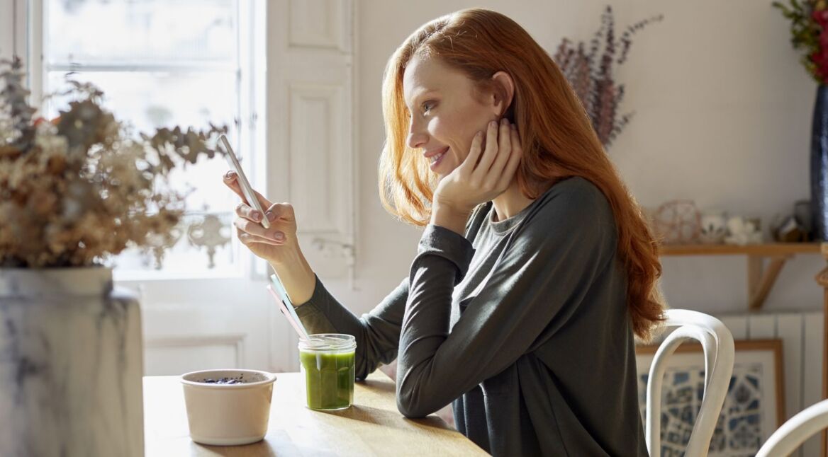 Frau schaut auf ihr Xiaomi-Handy
