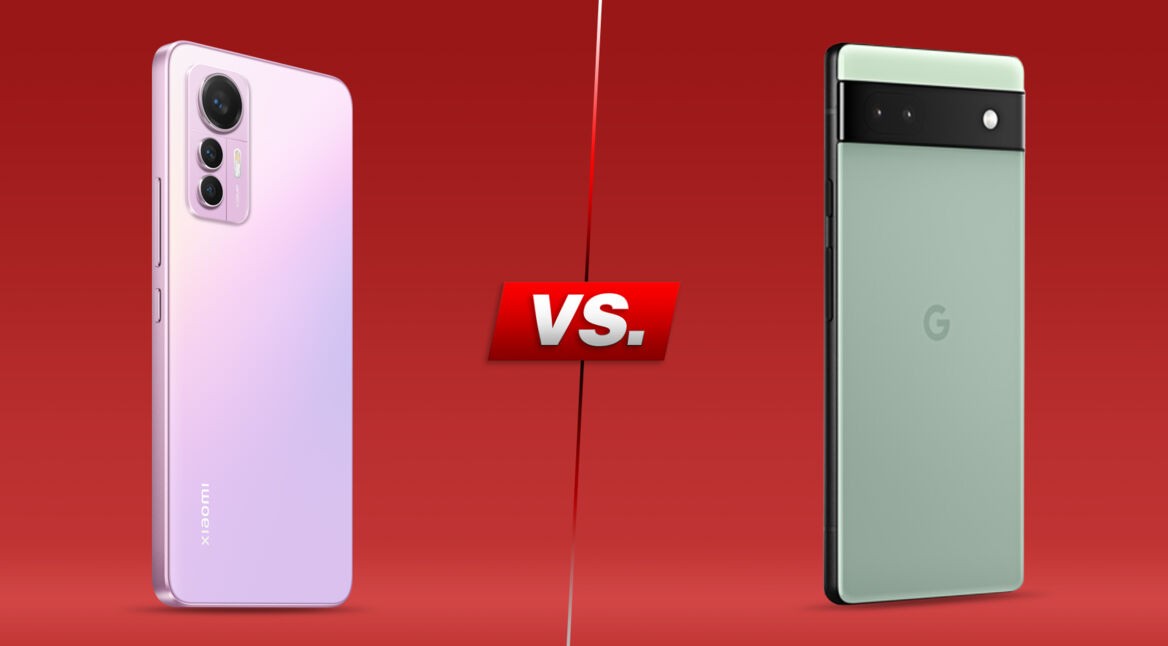 Zwei Smartphones von hinten, nebeneinander vor rotem Hintergrund: Xiaomi 12 Lite 5G und Pixel 6a