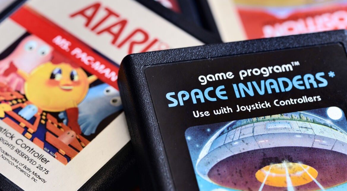alte Atari Games liegen auf dem Tisch