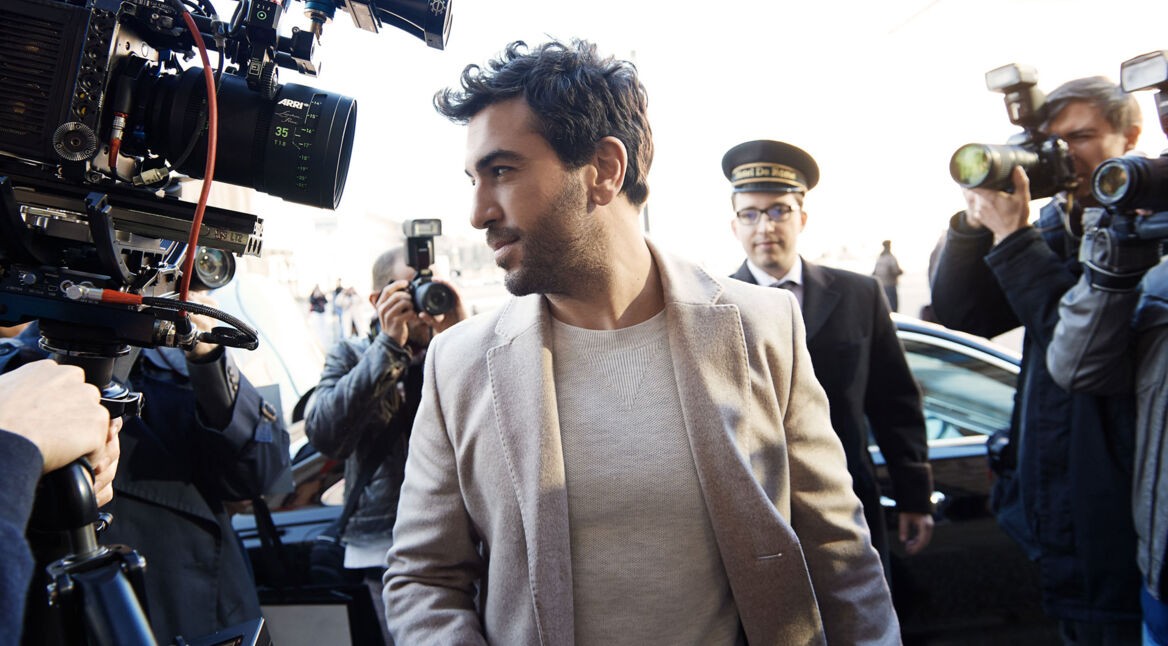Marvin (Elyas M'Barek) wird von Paparazzi belagert. im Film Liebesdings