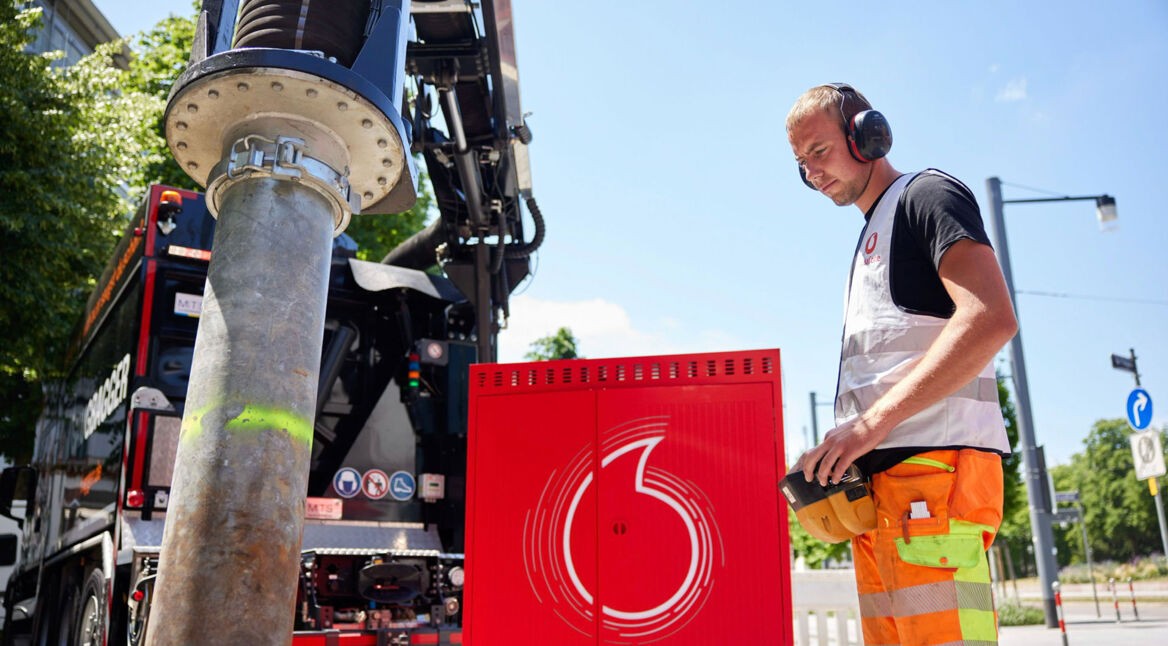 Ein Techniker beim Ausbau in Freiburg