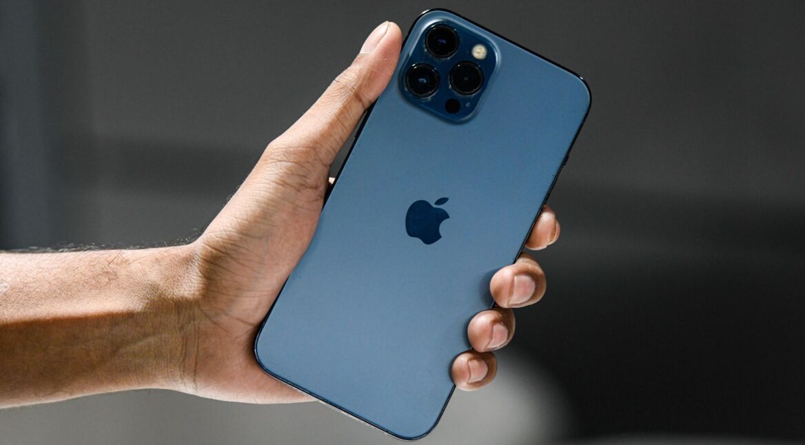 Ein Mann hält das iPhone 13 Pro in seinen Händen