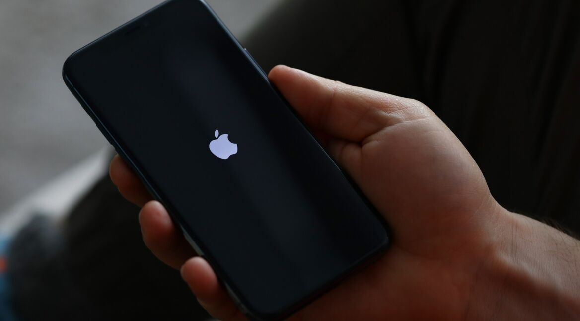 Ein iPhone in der Hand