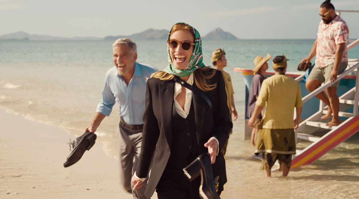 Ausschnitt aus Trailer; Julia und George am Strand bei Ankunft auf Bali