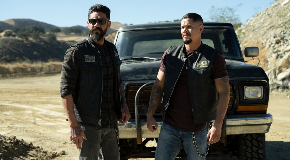 Zwei Männer und ein Pick-up in der Wüste