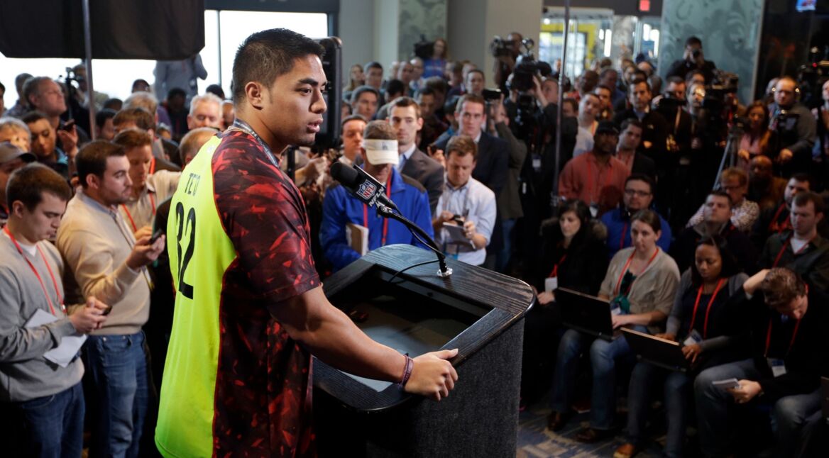 Ein junger Sportler gibt eine Pressekonferenz