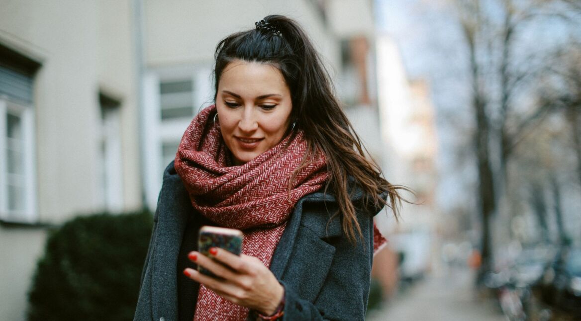 Frau schaut auf ihr Smartphone