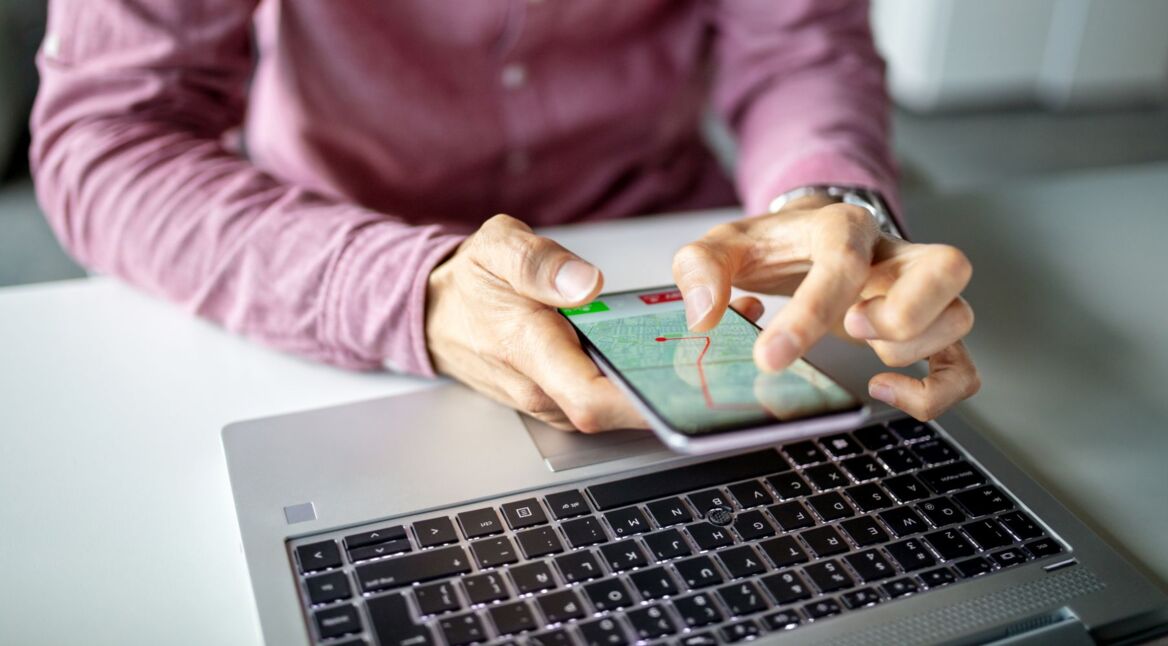 Mann nutzt Karten-App auf dem Smartphone.
