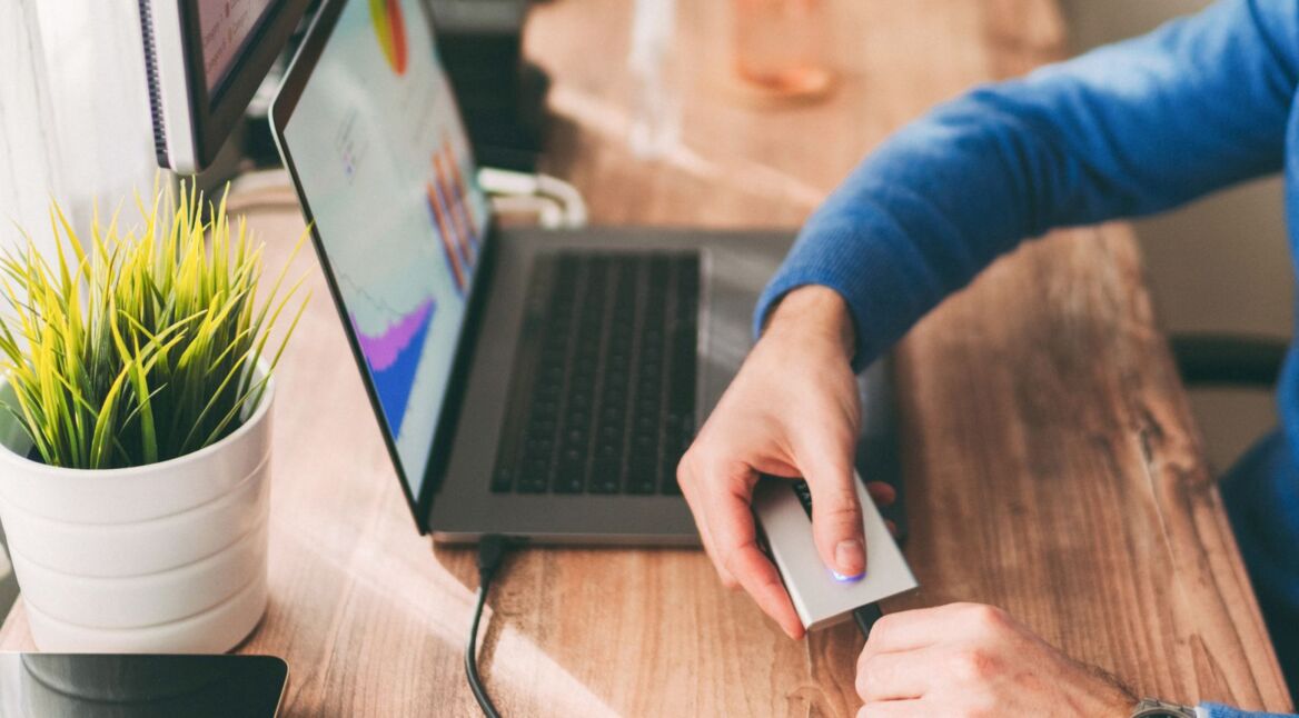 Mann lädt MacBook auf
