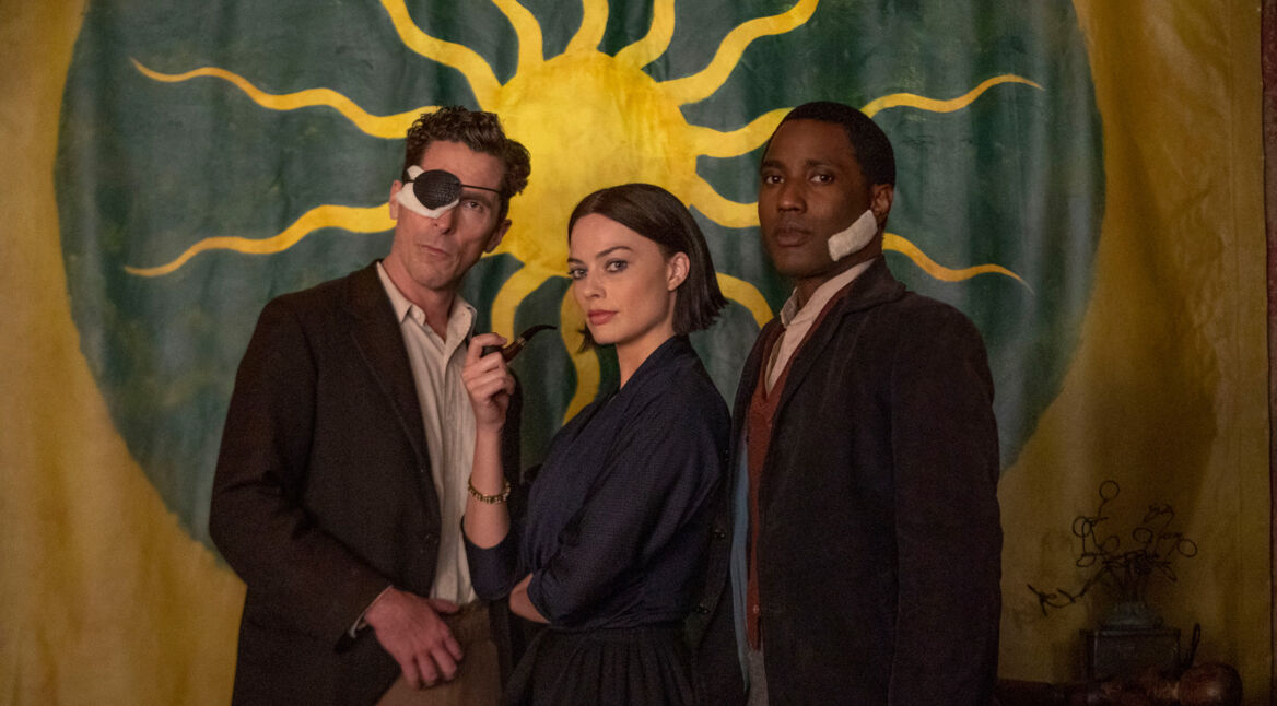 Die Hauptdarsteller:innen aus dem Film Amasterdam schauen in Kamera