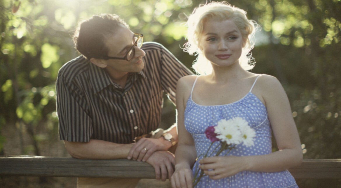 Das Foto zeigt eine Szene aus dem Film Blonde.