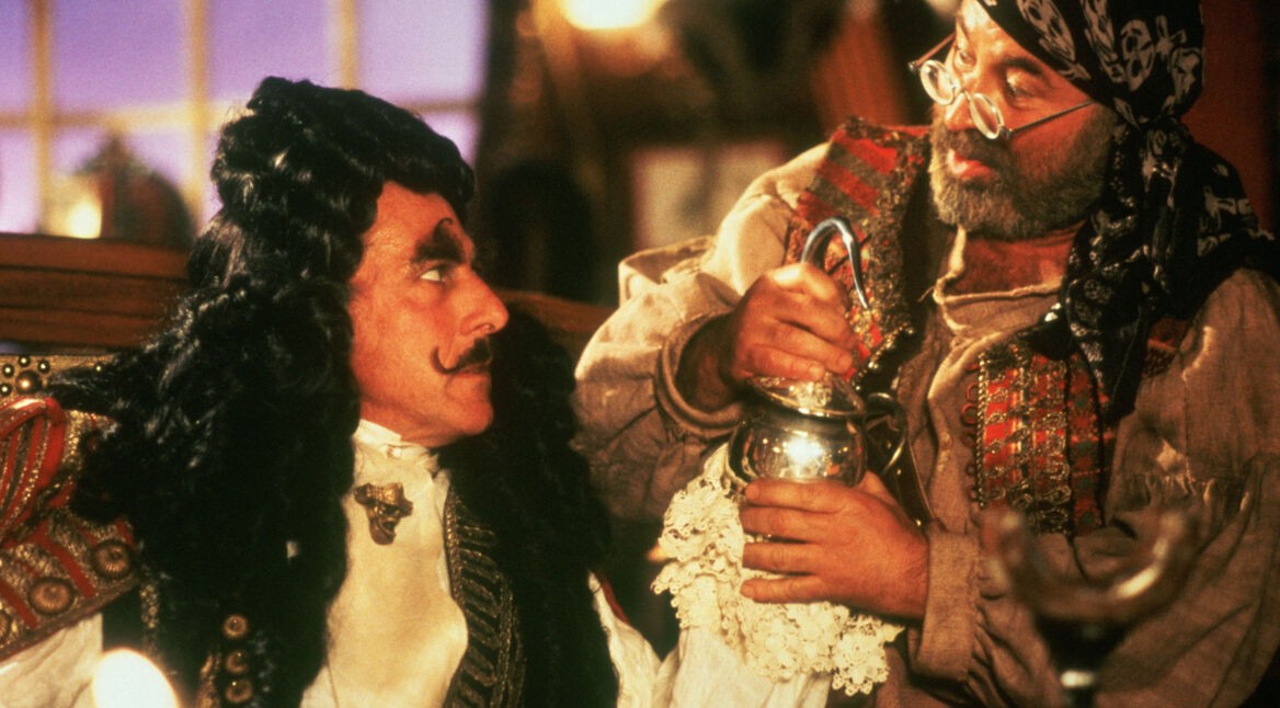 Der Pirat Hook (Dustin Hoffman) spricht mit einem untergebenen Pirat in dem Film Hook