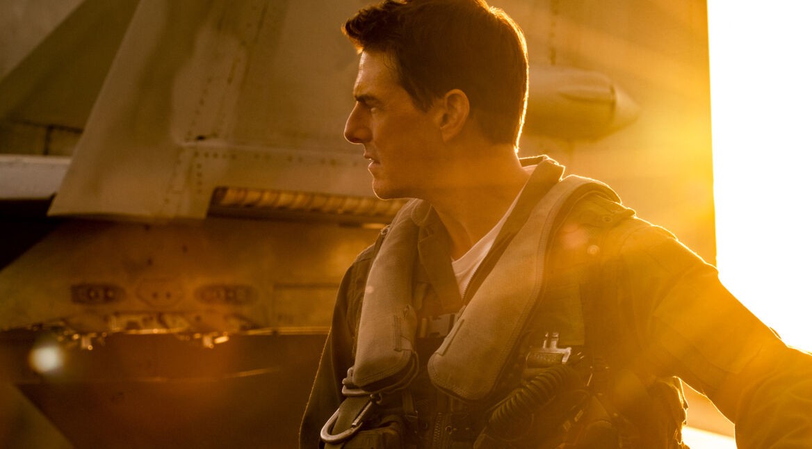 Tom Cruise steht vor einem Flieger im Film Top Gun Maverick