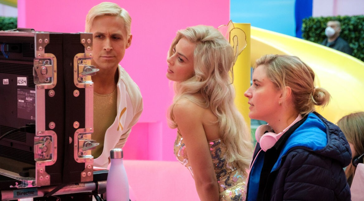 Regisseurin Greta Gerwig am Set von Barbie mit Margot Robbie und Ryan Gosling
