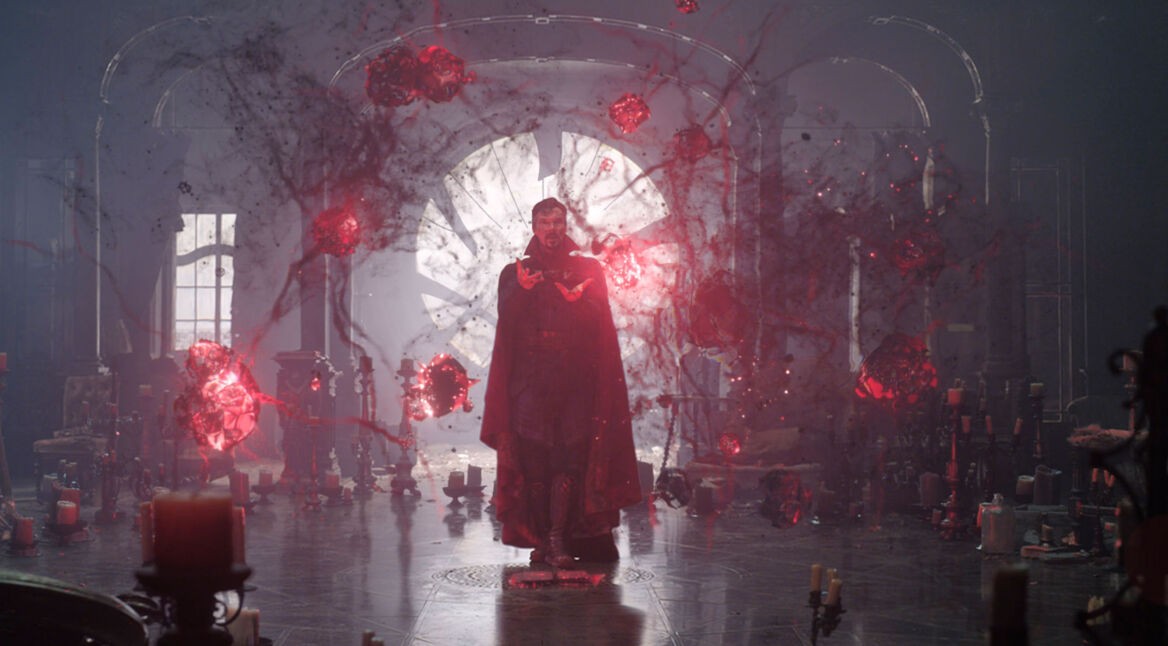 Dr. Stephen Strange (Benedict Cumberbatch) spricht einen Zauber aus in Doctor Strange in the Multiverse of Madness