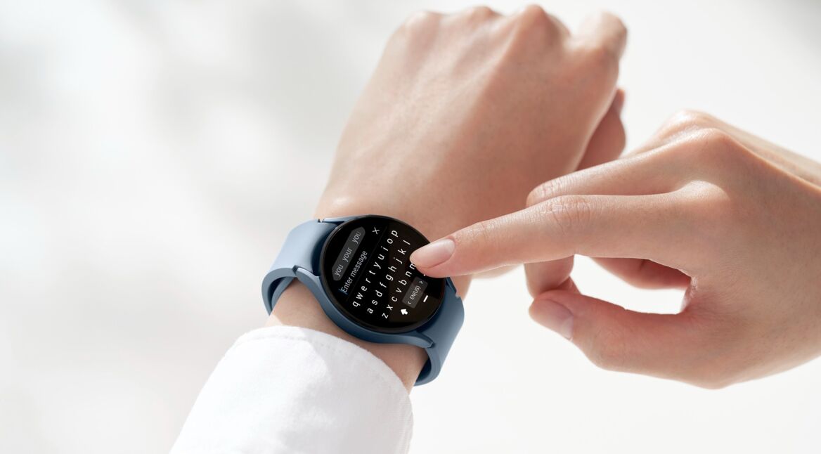 Eine Smartwatch am Handgelenk