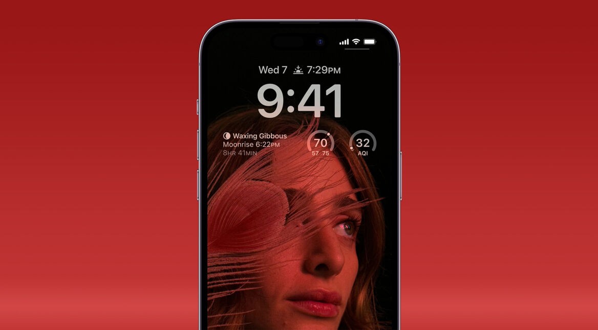 iPhone 14 Pro mit Always-on-Display vor rotem Hintergrund