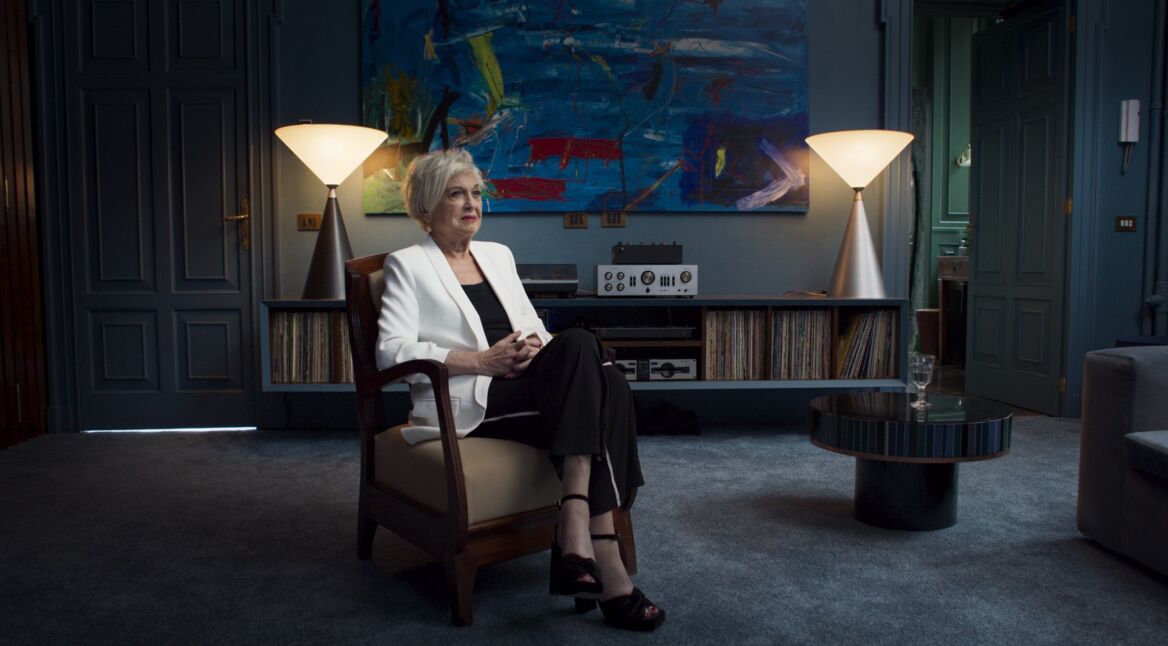 Eine alte Dame allein im Sessel