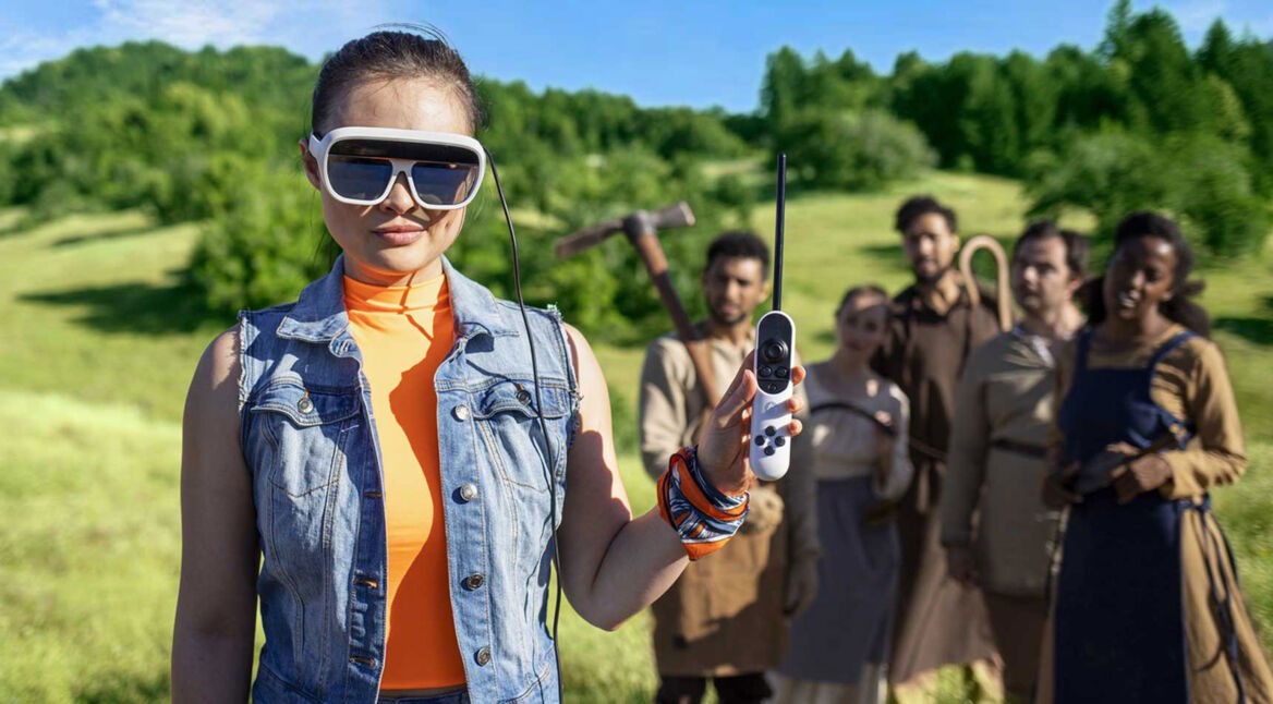 Eine Person hält einen Tilt-Five-Controller in die Kamera