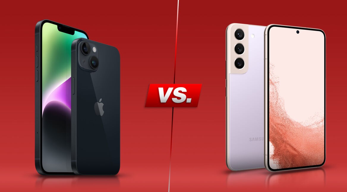 iPhone 14 und Galaxy S22 nebeneinander von vorne und hinten vor rotem Hintergrund