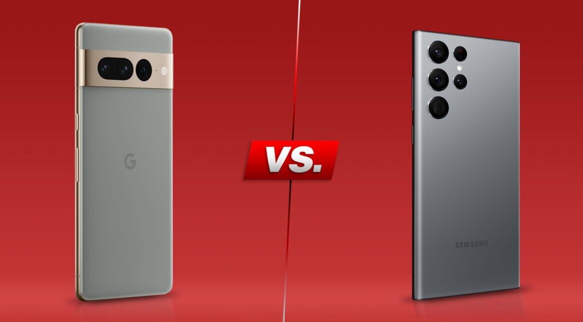 Rückseiten der Smartphones Pixel 7 Pro und Galaxy S22 Ultra vor rotem Hintergrund