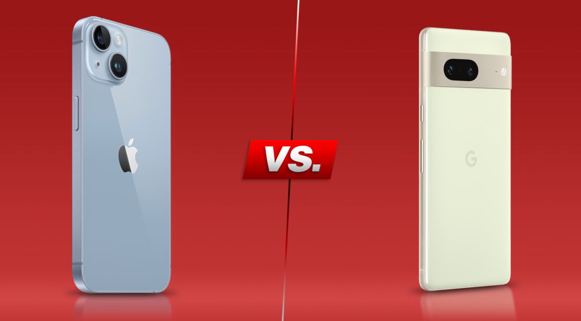 Rückseiten der Smartphones iPhone 14 und Pixel 7 vor rotem Hintergrund