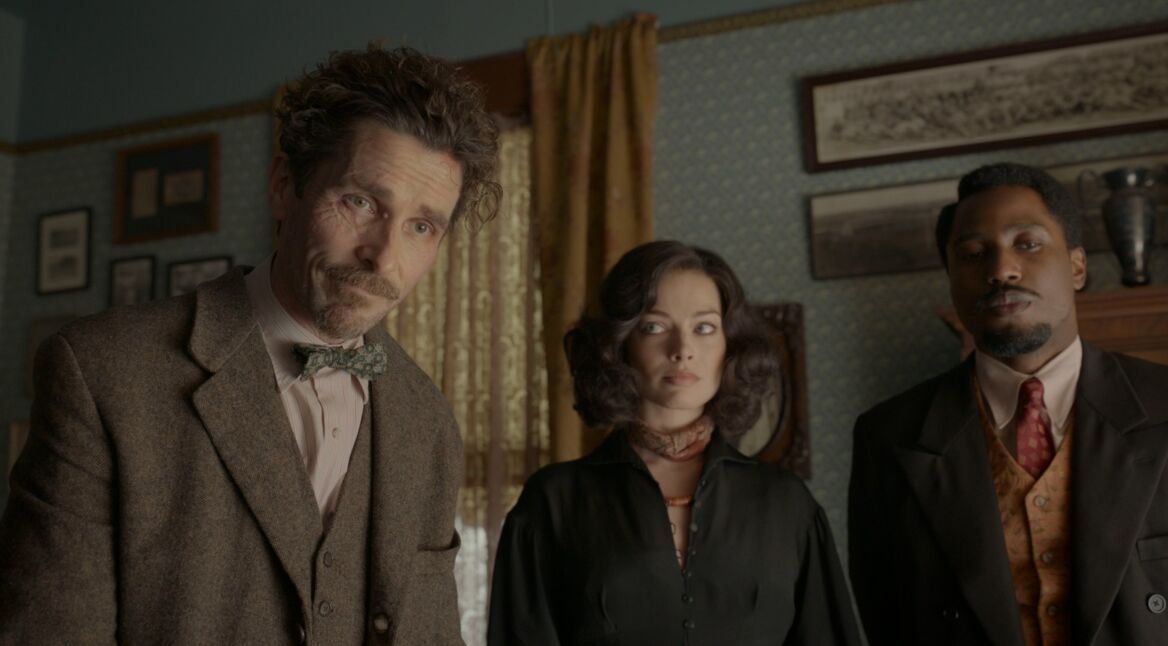 Zwei Herren, eine Frau in dem Film Amsterdam