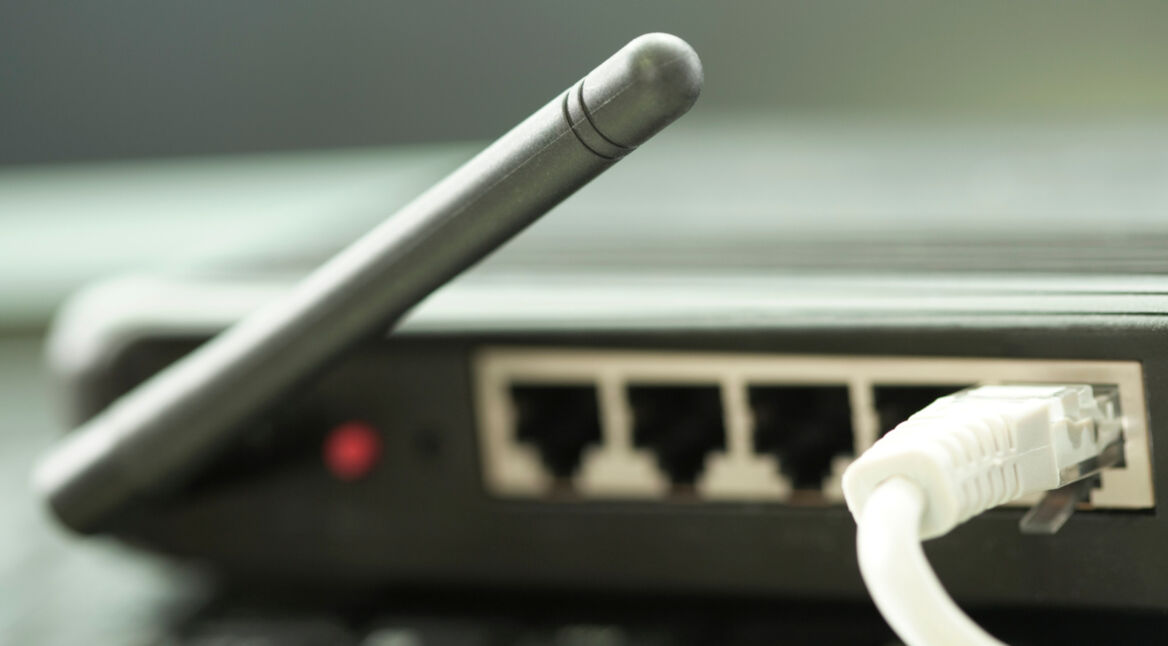 WLAN-Router mit Antenne und Ethernet-Kabel