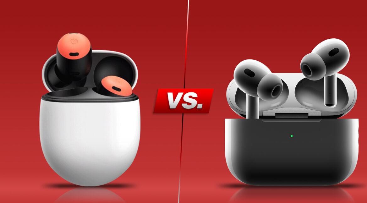 Kopfhörer Google Pixel Buds und Apple AirPods Pro 2 in ihren jeweiligen Ladeboxen vor rotem Hintergrund