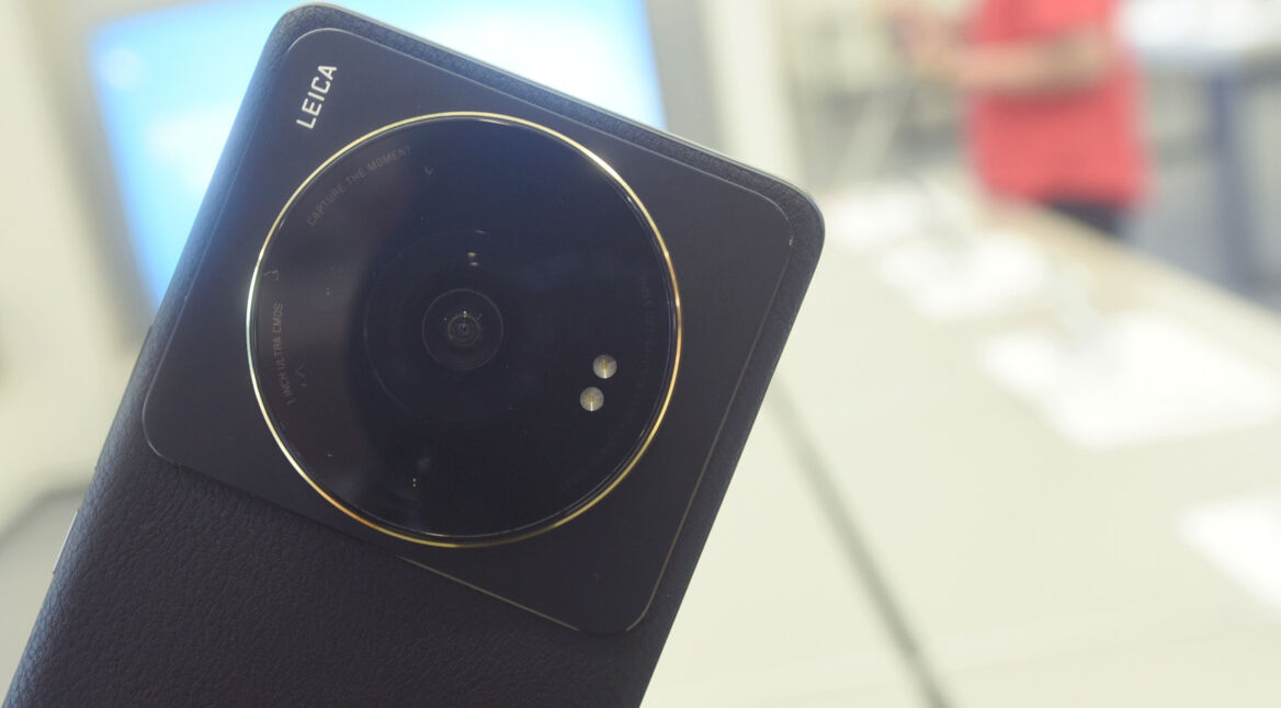 Smartphone Xiaomi 12s Ultra in einem Geschäft mit unscharfem Hintergrund