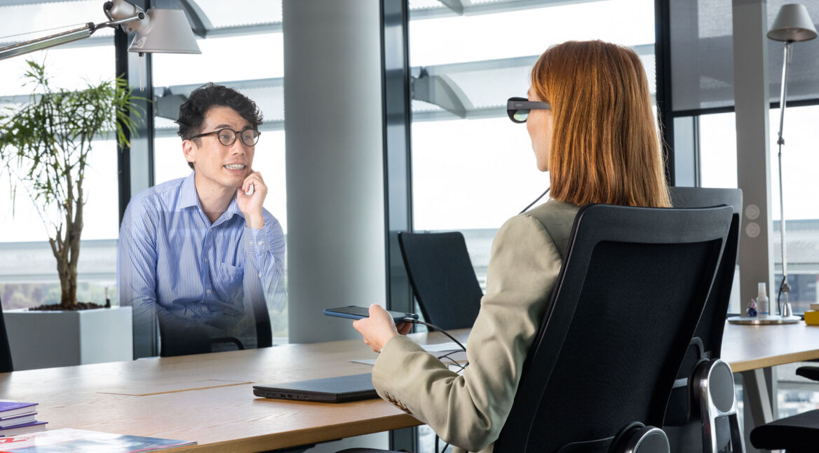 Eine Frau nutzt Hologramm-Telefonie