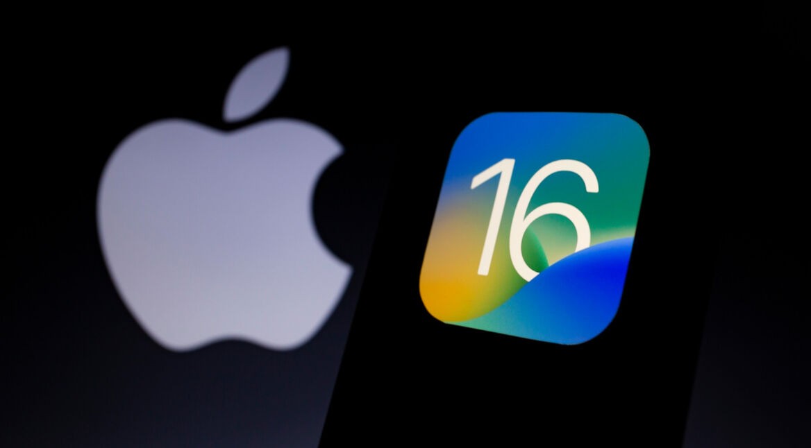 Das Bild zeigt das Firmenlogo von Apple und rechts daneben das Logo von iOS 16.