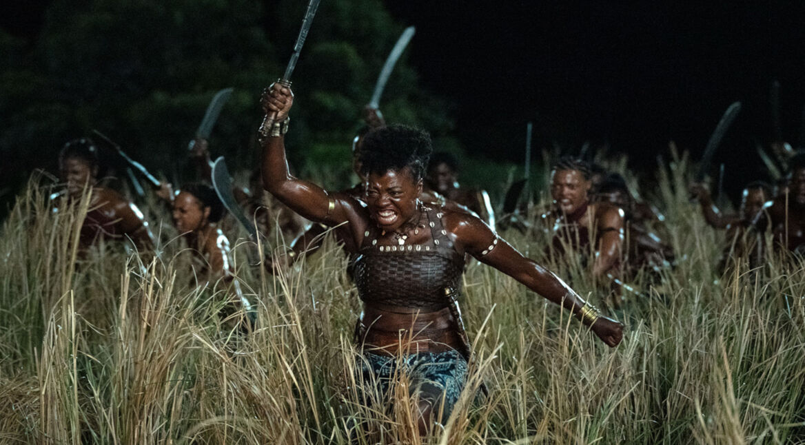 Das Bild zeigt eine Szene aus dem Film The Woman King