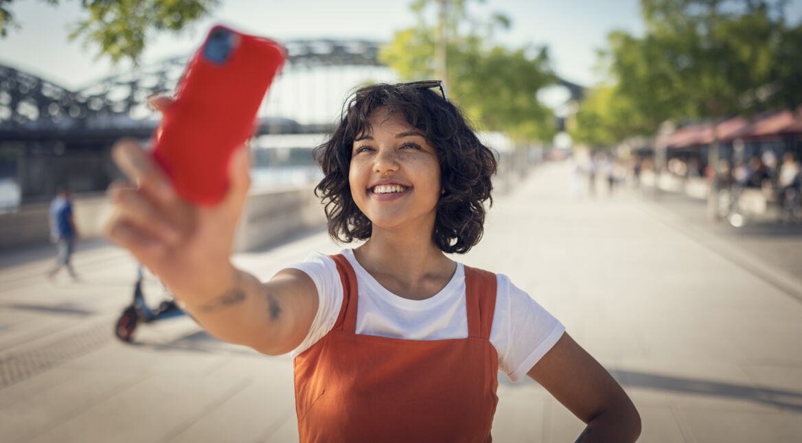 Frau benutzt ihren eigenen TikTok-Filter