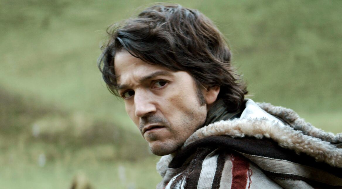 Ein junger Mann blickt skeptisch drein