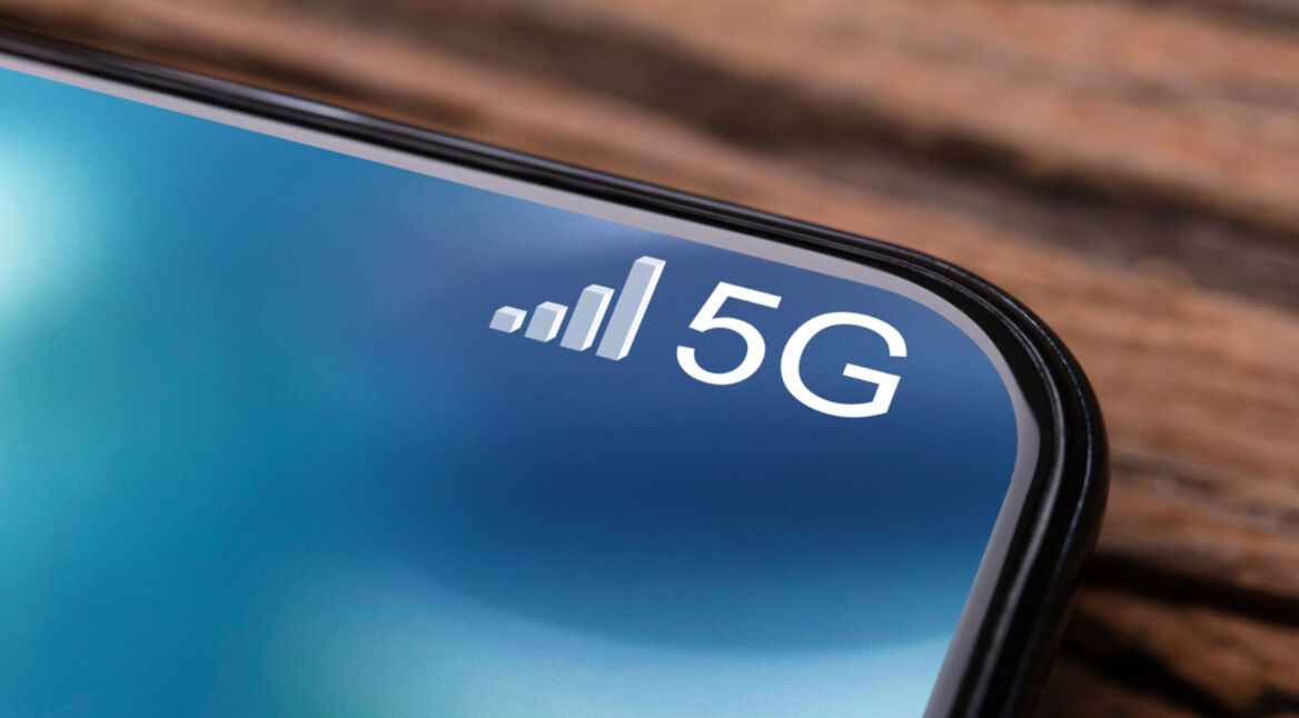 Das Bild zeigt ein Handy-Display, auf dem oben rechts das 5G-Symbol erscheint