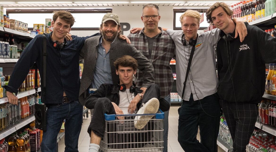 Das Produktionsteam von "Die Discounter" im Supermarkt