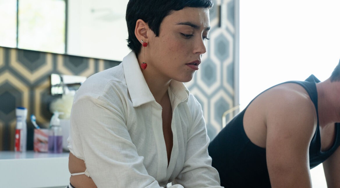 Szene aus Elite, Staffel 6: Ari sitzt in gebeugter HAltung und schaut nachdenklich zu Boden