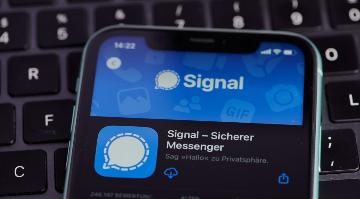 Handy mit Signal im App Store über Laptop-Tastatur