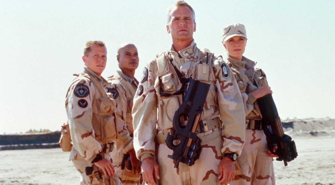 Stargate-Cast mit militärischer Aufmachung in einer Wüstenlandschaft