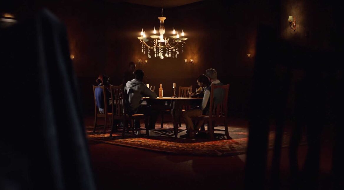 Alle Charaktere sitzen gemeinsam an einem Tisch in The Devil in Me